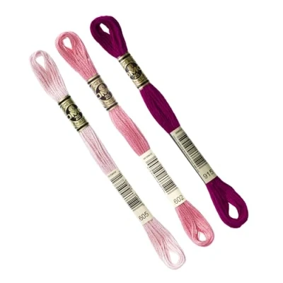 Abbildung von DMC 3 Stränge Sortiment Rosa Kragen 605 602 915, Moulined Stickgarn 117 MC, 100 % Baumwolle passt sich an alle Techniken und Materialien an, ideal für Kreuzstich