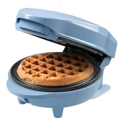 Abbildung von Bestron Mini Waffeleisen für klassische Waffeln, kleiner Waffelmaker mit Antihaftbeschichtung, Kindergeburtstage, Familienfeiern, Ostern oder Weihnachten, Retro Design, 550 Watt, Farbe: Blau