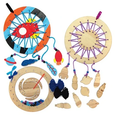 Abbildung von Baker Ross AX213 Sonnensystem Traumfänger Bastelset für Kinder 4er Pack, Holzbastelsets zum Basteln und Bemalen, Mittel