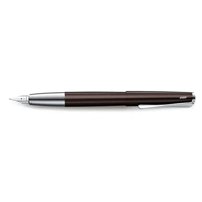 Abbildung von LAMY studio Premium Füllhalter 069 aus Edelstahl in glänzendem Lack Finish und polierte Stahlfeder Federstärke M, propellerförmiger Clip, inkl. Tintenpatrone T 10 blau