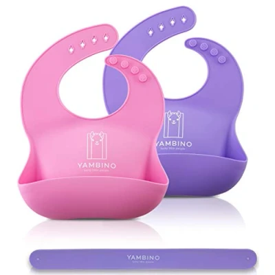 Abbildung von YAMBINO 2er Set Babylätzchen mit Haltegurt 30x22cm BPA frei weiches Lätzchen Silikon Auffangschale Kleckerfrei Essen Wasserdicht einfache Reinigung, spülmaschinenfest (Rosa/Lila)