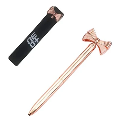 Abbildung von Hochwertiger Metallkugelschreiber mit Schleife in Roségold. Stylisches Design, Kugelschreibermine und Stifttasche im Lieferumfang enthalten.