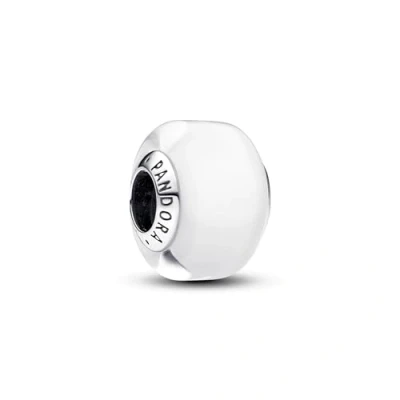Abbildung von PANDORA Moments Weißes Murano Glas Mini Charm aus Sterling Silber, Kompatibel Armbänder, 793118C00