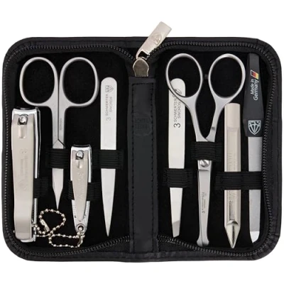 Abbildung von DREI SCHWERTER 8 tlg. Maniküre Set für Männer Premium Nagelpflegeset im Echtleder Etui. Farbe: Schwarz Inhalt: Nagelset, Instrumente inkl. Bartschere, Nagelschere, Nagelknipser, Pinzette