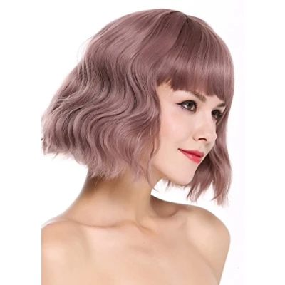 Abbildung von WIG ME UP DL 052 612 Perücke Damenperücke kurz Pony Longbob voluminös wild gewellt wellig rosa mattrosa