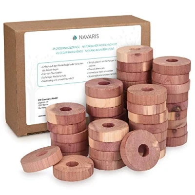 Abbildung von Navaris 45x Bio Mottenschutz Ringe aus Zedernholz Schutz vor Motten für Kleiderschränke Bügel Unterbettkommode Schublade Anti Duft Holz