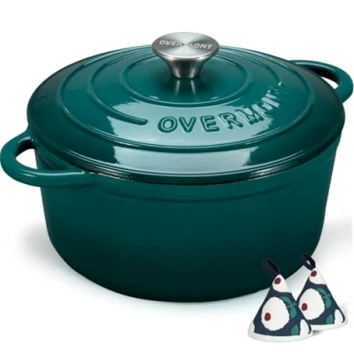 Abbildung von Overmont Bräter emaille Gusseisen Topf Schmortopf 24cm backofengeeignet mit Deckel und Kochbuch für Küche Backen Schmoren Braten Seeblau