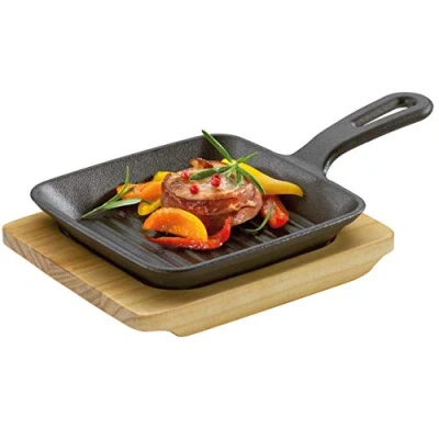 Abbildung von Küchenprofi BBQ Grill und Servierpfanne mit Holzuntersetzer , Zum Garen, Grillen Servieren Geeignet für Grill, Backofen alle Herdarten 23x13,5x5,5 cm Wärmespeichernd