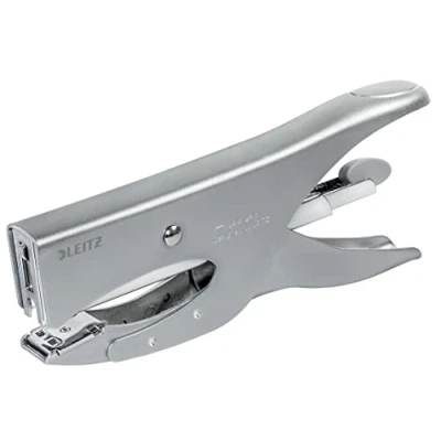 Abbildung von Leitz Heftzange, Für 40 Blatt, Ergonomisches Design aus Metall, Hinterlademechanik, Heftklammern P3 (24/6, 26/6) oder P4 (24/8), Silber, 55490081