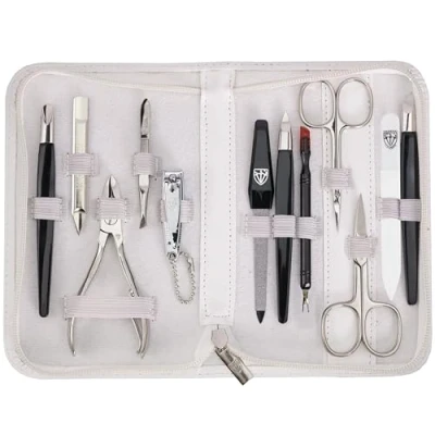 Abbildung von DREI SCHWERTER 12 tlg. Nagel Set &#039;Palermo&#039; Hochwertiges Maniküre und Pediküre Reise Etui Set: Farbe: Kunst Leder Weiß Inhalt: Instrumente inkl. Nagelschere, Nagelknipser, Glasfeile etc.
