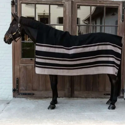 Abbildung von Kentucky Fleecedecke Heavy Square Stripes Braun/Beige 210x200cm Agradi.deVerkauft von Agradi
