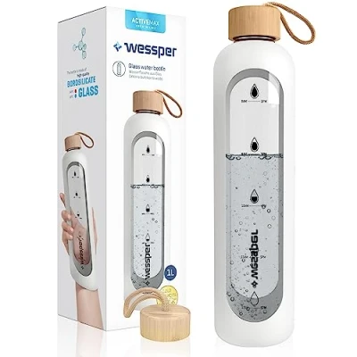 Abbildung von Wessper Trinkflasche Glas 1L mit Zeitmarkierungen, BPA frei Trinkmotivation Borosilikat Wasserflasche, Luftdichte Glasflasche Bambus Deckel Wiederverwendbar Silikonhülle Weiß