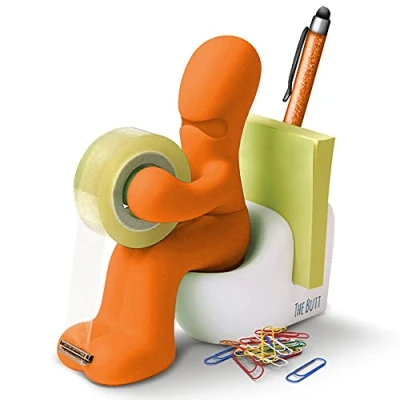 Abbildung von THE BUTT Klebefilm Abroller und Bürobedarf Station Schreibtisch Accessoire Origineller Organizer mit Briefklammern, Haftnotizzetteln einem Stift Ein ideales Geschenk (Orange)