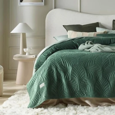 Abbildung von ROOM99 Feel Elegante Tagesdecke in Dunkelgrün 170 x 210 cm Vielseitige Wohndecke Bettüberwurf oder Sofaüberwurf Überwurfdecke für Bett und Sofa Steppdecke Stil Ideal als Bedspread Velvet Samt