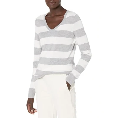 Abbildung von Amazon Essentials Damen Leichter, Langärmeliger Pullover Mit V Ausschnitt, Klassischer Schnitt (Erhältlich In Übergröße), Hellgrau Meliert Weiß Rugby Streifen, M