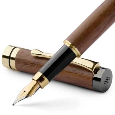 Abbildung von Wordsworth &amp; Black Füllfederhalter Set, Premium Bambusholz Mittlere Feder, Geschenketui; Enthält 6 Tintenpatronen, Tinten Nachfüll Konverter Journaling, Kalligraphie, [Braunes Holz]
