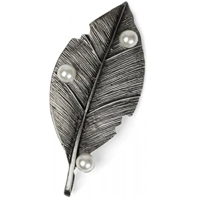 Abbildung von styleBREAKER Blatt Magnet Schmuck Anhänger mit Perlen für Schals, Tücher oder Ponchos, Brosche, Damen 05050031, Silber, Einheitsgröße