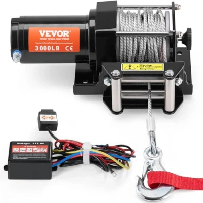 Abbildung von VEVOR Seilwinde 12V, 1361 kg, Elektrowinde 12 V DC für ATV/UTV, Motorwinde mit Φ 0,5 x 1188,7 cm Stahlkabel, Rollenseilführung, Kabelfernbedienung, IP55, Ideal UTV ATV Offroad Bergung