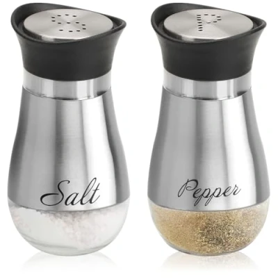 Abbildung von com four® 2 teiliges Salz und Pfefferstreuer Set aus Edelstahl Glas Gewürzbehälter mit Aufschrift Schüttler für Gewürze in Küche Gastronomie Würzspender (2 silberfarben)