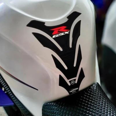 Abbildung von labelbike 3D Tankpad Aufkleber aus Kunstharz zur Dekoration und zum Schutz des Motorradtanks kompatibel mit Suzuki GSX R