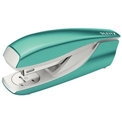 Abbildung von Leitz Heftgerät, 30 Blatt Tacker mit 200 Heftklammern, Hefter aus Metall Kunststoffelementen, WOW Serie, Eisblau, 55021051