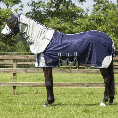 Abbildung von QHP Fly rug with neck and hood