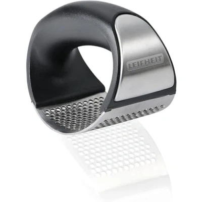 Abbildung von Leifheit Knobi King, Knoblauchpresse, Knoblauchwippe aus rostfreiem Edelstahl, spülmaschinenfest, garlic press, innovatives Design, Küchenhelfer, einfache Handhabung und Reinigung