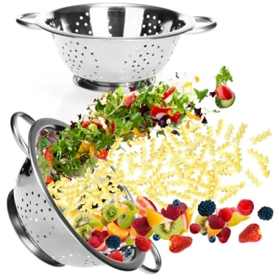 Abbildung von COM FOUR® 2x Küchensieb aus Edelstahl klassisches Nudelsieb rundes Abtropfsieb zum Waschen von Obst, Gemüse und Salat (2 Stück Henkel)