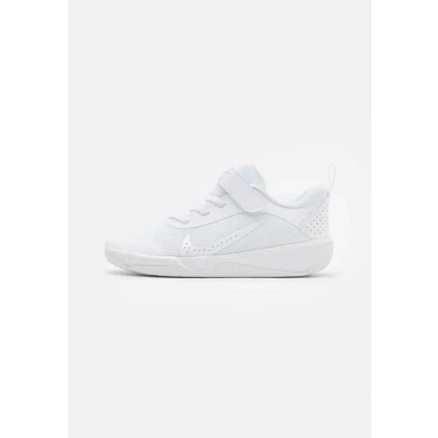 Abbildung von Nike Performance OMNI Multicourt Unisex Laufschuh Neutral für Kinder, Größe: 31.5, White/white pure platinum Schuhe