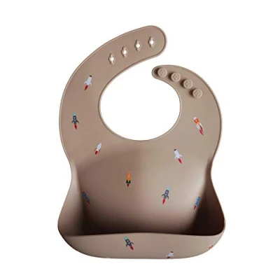 Abbildung von mushie silikon bib für Kinder Lätzchen mit Auffangschale BPA frei wasserdicht Abwaschbar verstellae Passform Sichere &amp; Hochwertige Kleinkinder Baby Rocket