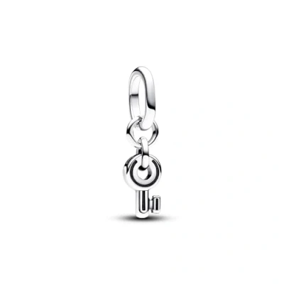 Abbildung von PANDORA ME Schlüssel Mini Charm Anhänger aus Sterling Silber, Kompatibel und Moments Armbändern, 793084C00