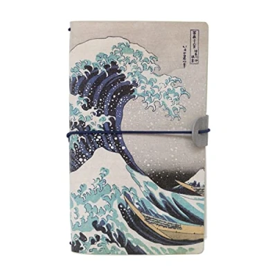 Abbildung von Grupo Erik Reisetagebuch zum Selberschreiben Dotted Notebook 12x19,6 cm Hokusai Die große Welle vor Kanagawa Einband aus synthetischem Leder und Gummiband sicheren Verschließen