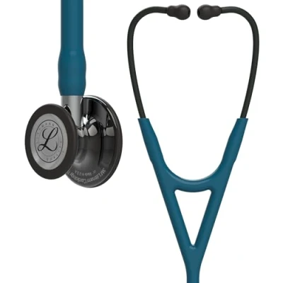 Abbildung von 3M Littmann Cardiology IV Stethoskop für die Diagnose, hochglänzendes, Smoke Finish Bruststück, karibikblauer Schlauch, hochglanzpolierter Schlauchanschluss und rauchfarbene Ohrbügel, 69 cm, 6234