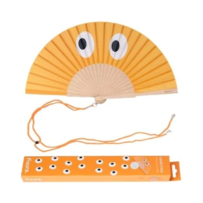 Abbildung von Fisura Handfächer aus Holz mit auffälligem Augenmuster in Orange. Moderner, farbenfroher Handventilator stilvollem Design und praktischem Aufhänger. Maße: 42,5 x 23 cm