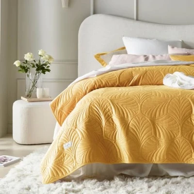 Abbildung von ROOM99 Feel Elegante Tagesdecke in Senf 170 x 210 cm Vielseitige Wohndecke als Bettüberwurf oder Sofaüberwurf Überwurfdecke für Bett und Sofa Steppdecke Stil Ideal Bedspread Velvet Samt