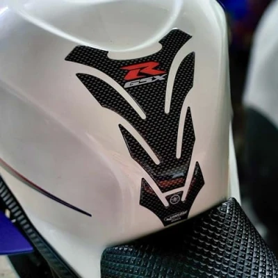 Abbildung von labelbike Tankpad Aufkleber aus 3D Gel Harz Dekoration und Schutz des Motorradtanks kompatibel mit Suzuki GSX R Graphics Farbe im Carbon Stil