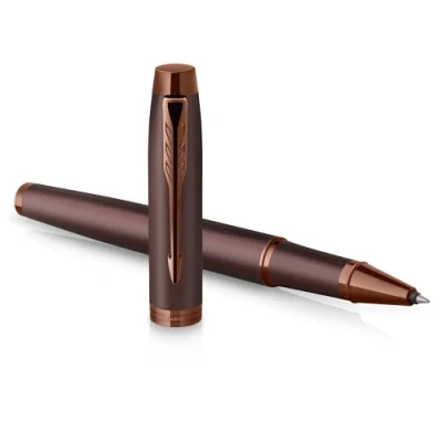 Abbildung von PARKER IM Monochrome Rollerball schwarze Tinte Oberfläche und Zierteile in Burgunderrot feine Spitze Geschenkbox
