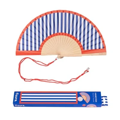 Abbildung von FISURA Handfächer aus Holz mit gestreiftem Design in Blau und Rot. Trendiges, modernes Accessoire, tragbarer Handventilator praktischem Aufhänger. Perfekt für heiße Tage. Maße: 42,5 x 23 cm