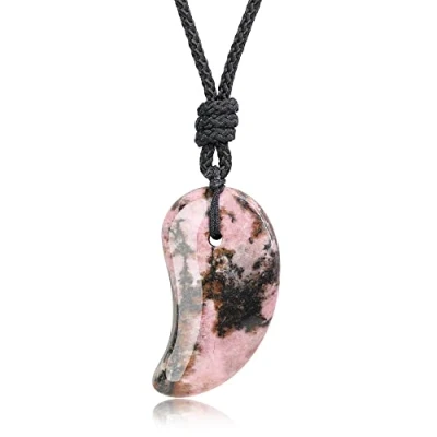 Abbildung von COAI Geschenkideen Unisex Japanische Magatama Kommaförmige Horn Anhänger aus Rhodonit Amulett Glückskette