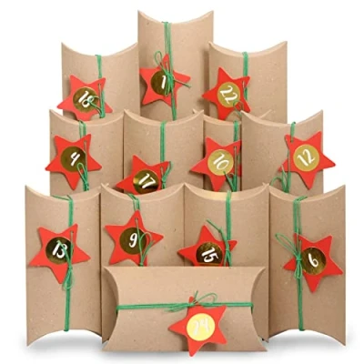 Abbildung von Papierdrachen Adventskalender 2024 Pillowboxen mit Deko Etiketten und Zahlenaufklebern Weihnachtszeit gold 24 Kissenschachteln aus Karton DIY zum Befüllen Gestalten