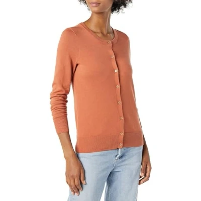 Abbildung von Amazon Essentials Damen Leichte Rundhalsstrickjacke (Erhältlich In Übergröße), Karamell, M