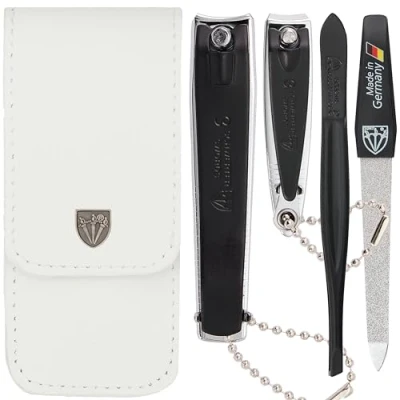 Abbildung von DREI SCHWERTER Germany Nagelpflegeset Nageletui &#039;Bari&#039; 4 tlg. aus weissem Kunstleder, Inhalt: Pinzette, Saphirnagelfeile, Fingernagelknipser, Fußnagelknipser, perfekt für die Handtasche!