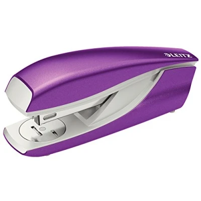 Abbildung von Leitz Heftgerät, 30 Blatt Tacker mit 200 Heftklammern, Hefter aus Metall Kunststoffelementen, WOW Serie, Violett, 55021062