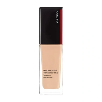 Abbildung von Shiseido Synchro Skin Radiant Lifting Foundation 220 Linen