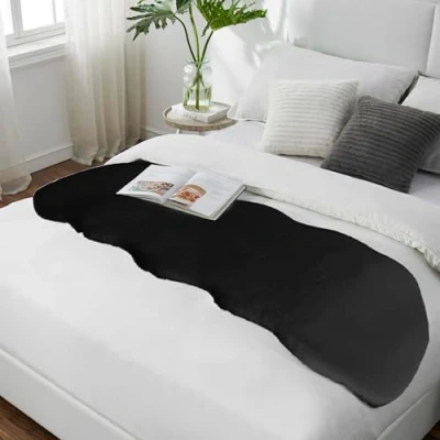 Abbildung von Teppich Wölkchen Fellteppich, Kunstfell Waschbar, Hasenfell Imitat, Kaninchenfell, Kurzfell Tischläufer Fell, Fell Läufer Flur, Bettläufer Schwarz 55x160cm