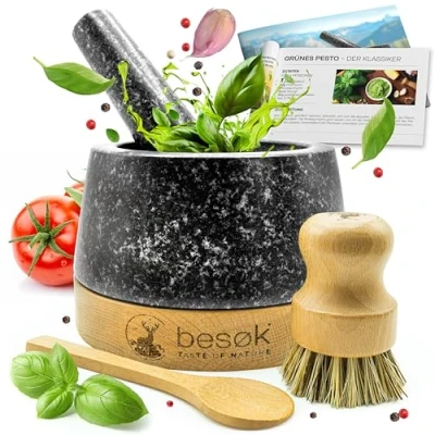 Abbildung von besok Mörser mit Stößel aus natürlichem Granit Holzlöffel, Reinigungsbürste, Pesto Rezeptheft und stabilem Eichenholz Sockel 350 ml Granitmörser extra langem