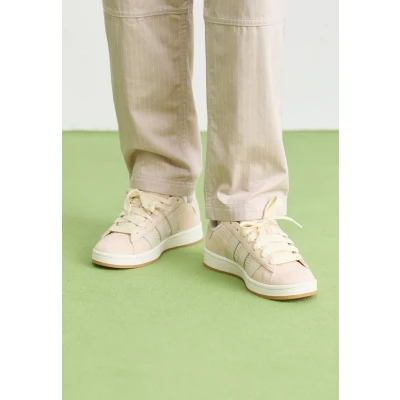 Abbildung von adidas Originals Campus 00S Skateschuh, Damen, Größe: 38, White/cream white/core white Veloursleder