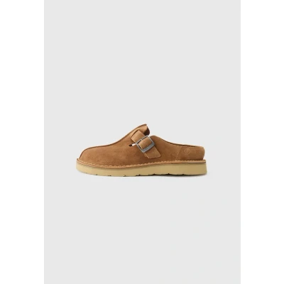 Abbildung von Clarks Unisex Solsbury Mule Sandal, Cola Suede, 45 EU