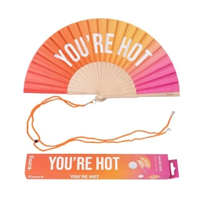 Abbildung von Fisura Handfächer aus Holz mit der Aufschrift &quot;You are h*t“. Modernes, farbenfrohes Accessoire rosa orangefarbenem Farbverlauf, tragbarer Ventilator Aufhänger. Maße: 42,5 x 23 cm