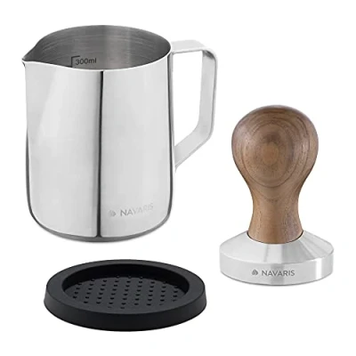 Abbildung von Navaris Espresso Tamper für Kaffee 51mm Stempel Stampfer aus Edelstahl mit Holzgriff Kaffeestampfer inkl. Silikonmatte und Milchkännchen